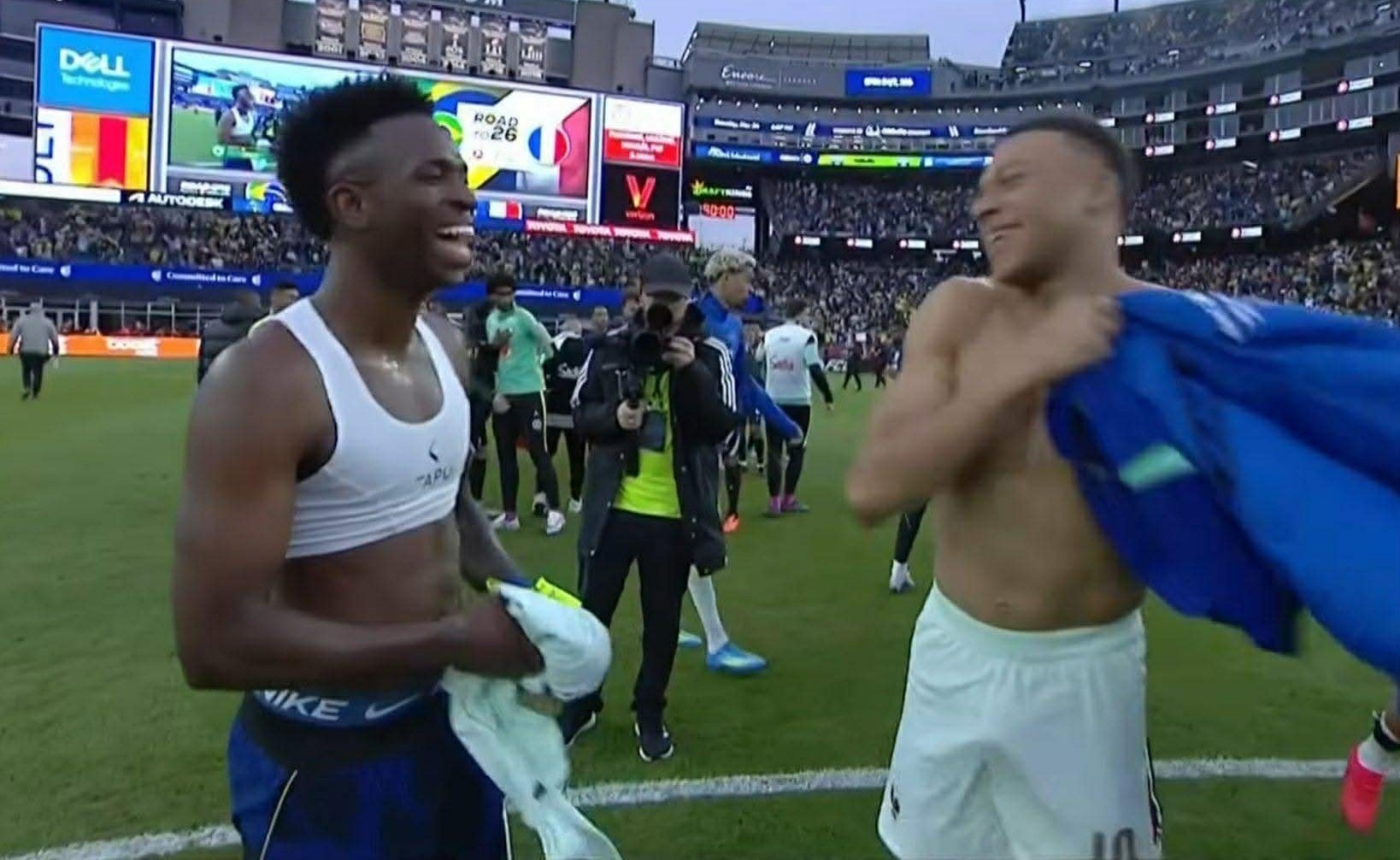 Vinicius Junior đổi áo và mỉm cười với đồng đội sau trận đấu.