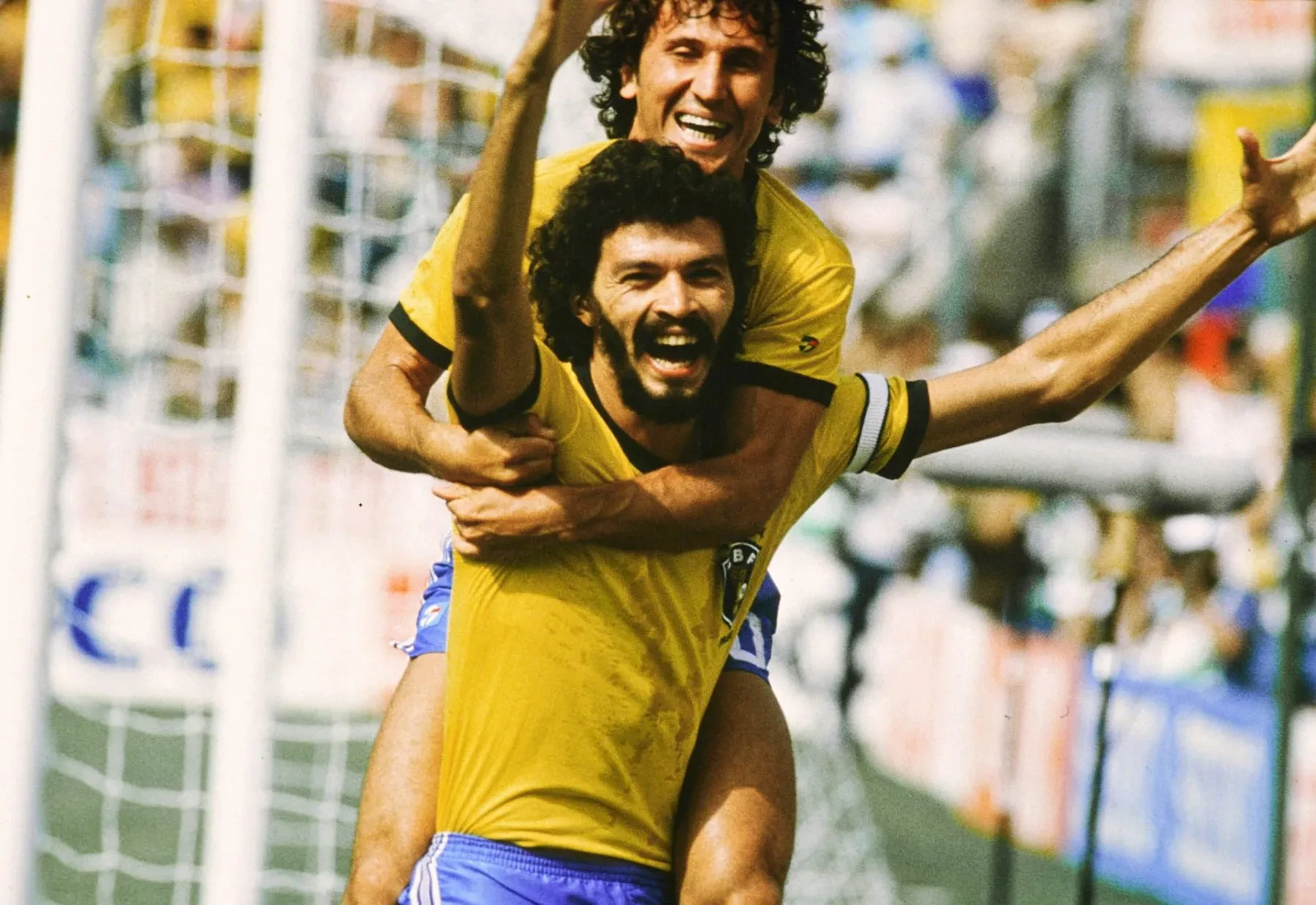 Cầu thủ Brazil gục ngã sau thất bại tại World Cup.