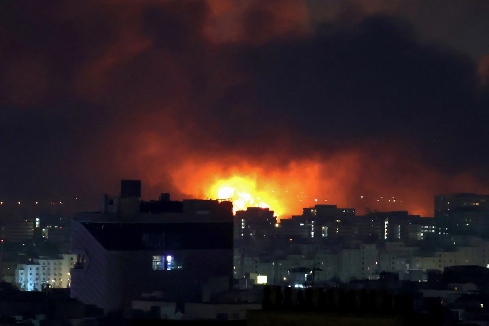Israel không kích thủ đô Tehran của Iran