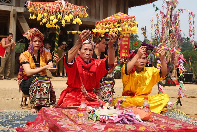 Il rituale di ringraziamento viene eseguito dagli sciamani thailandesi a Nghe An durante le festività.