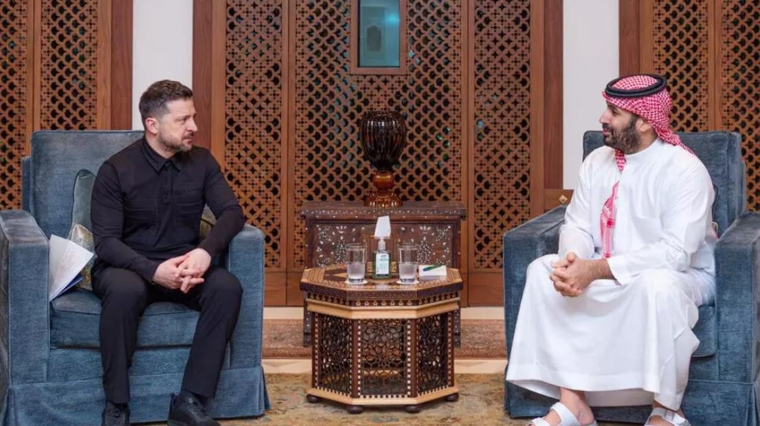 Tổng thống Ukraine Volodymyr Zelensky gặp Thái tử Saudi Arabia Mohammed bin Salman tại Jeddah ngày 27.3 Ảnh AFP