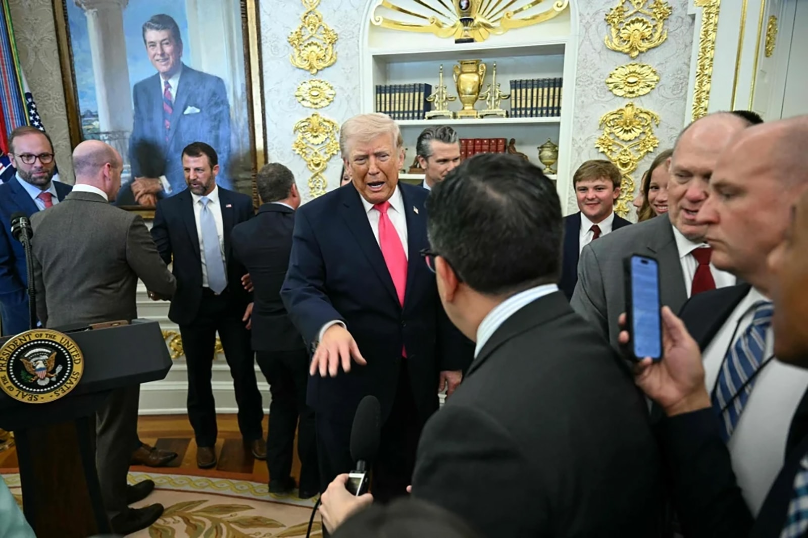Tổng thống Mỹ Donald Trump phát biểu với các phóng viên sau lễ tuyên thệ nhậm chức của tân Bộ trưởng An ninh Nội địa, Markwayne Mullin, tại Phòng Bầu dục ở Nhà Trắng tại Washington, ngày 24 tháng 3 năm 2026.