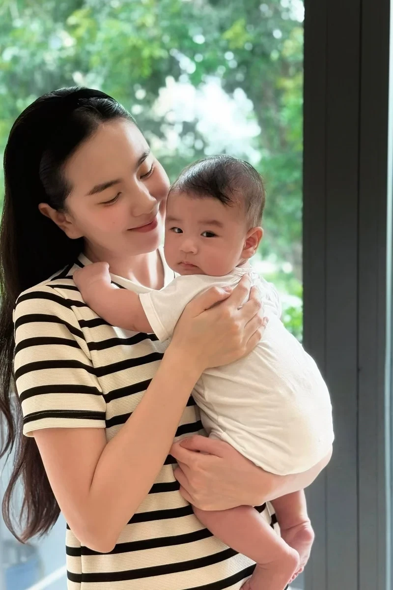 Quý tử của Mai Ngọc có ngoại hình bụ bẫm, đáng yêu.