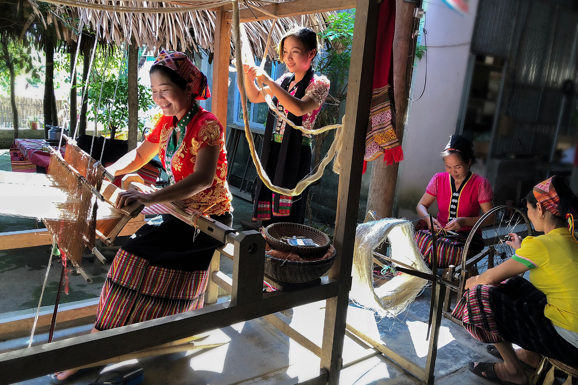Nghề dệt thổ cẩm ở bản Xiềng (xã Môn Sơn). Ảnh: Xuân Nhường