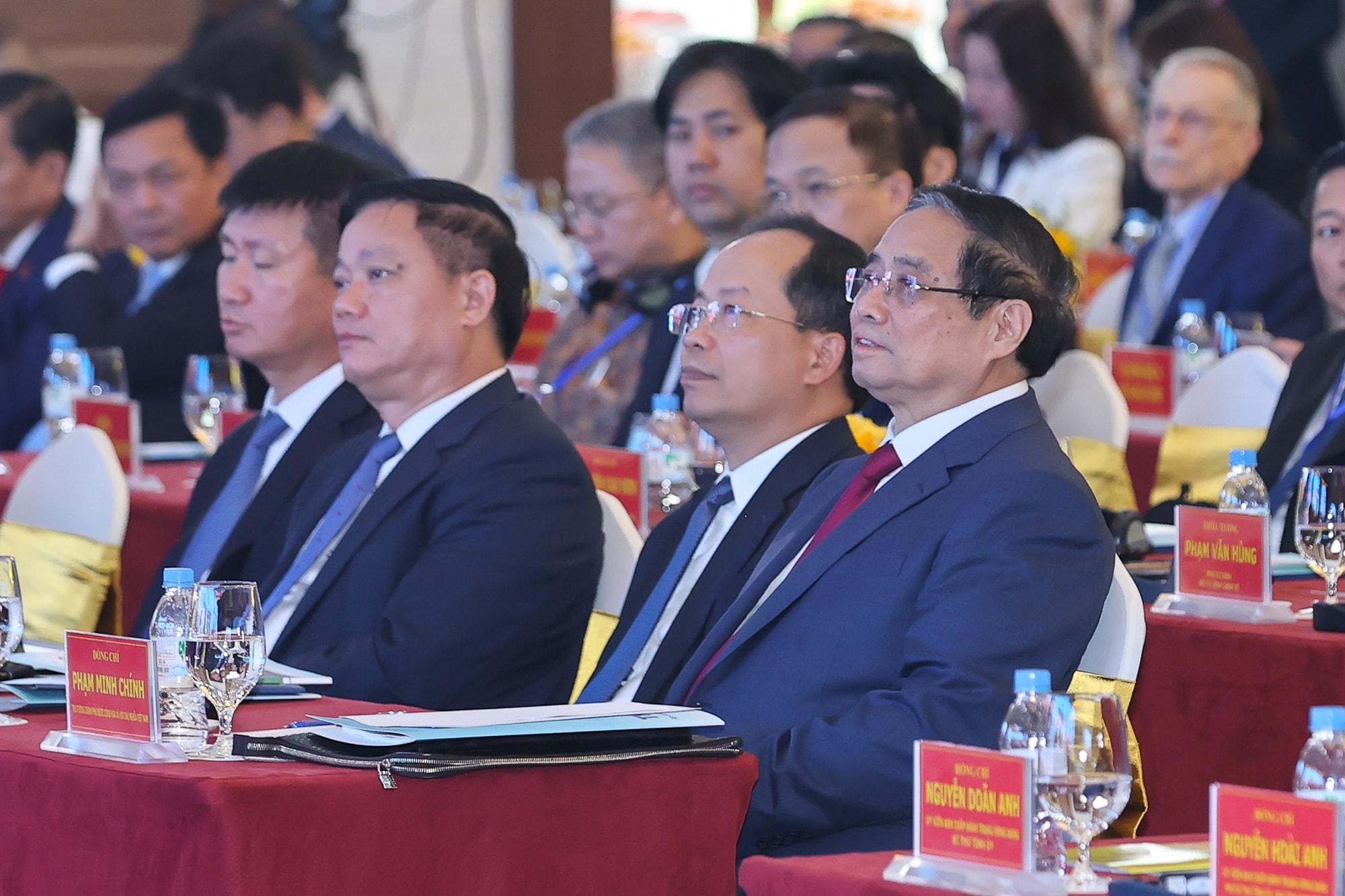 Thủ tướng: Chính phủ xem khó khăn, thách thức của doanh nghiệp là khó khăn, thách thức của mình để cùng giải quyết- Ảnh 2.