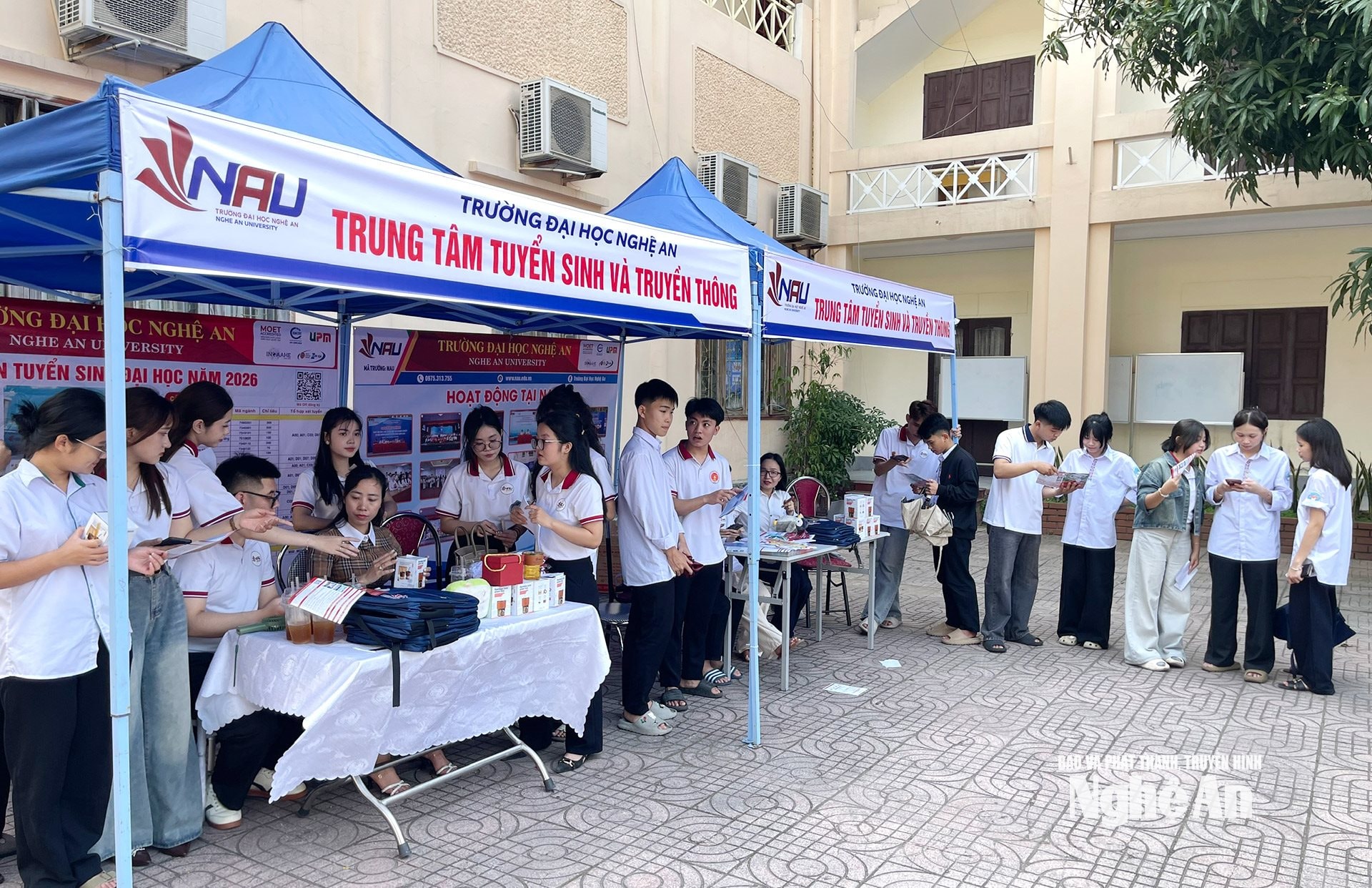 Các gian hàng tại Ngày hội việc làm cho sinh viên năm 2026. Ảnh: Thanh Hà
