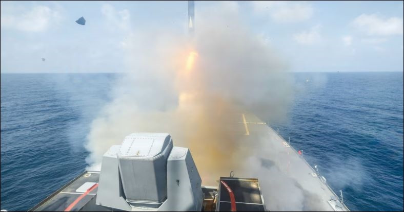 Tên lửa Tomahawk được phóng từ tàu khu trục USS Spruance tại Iran