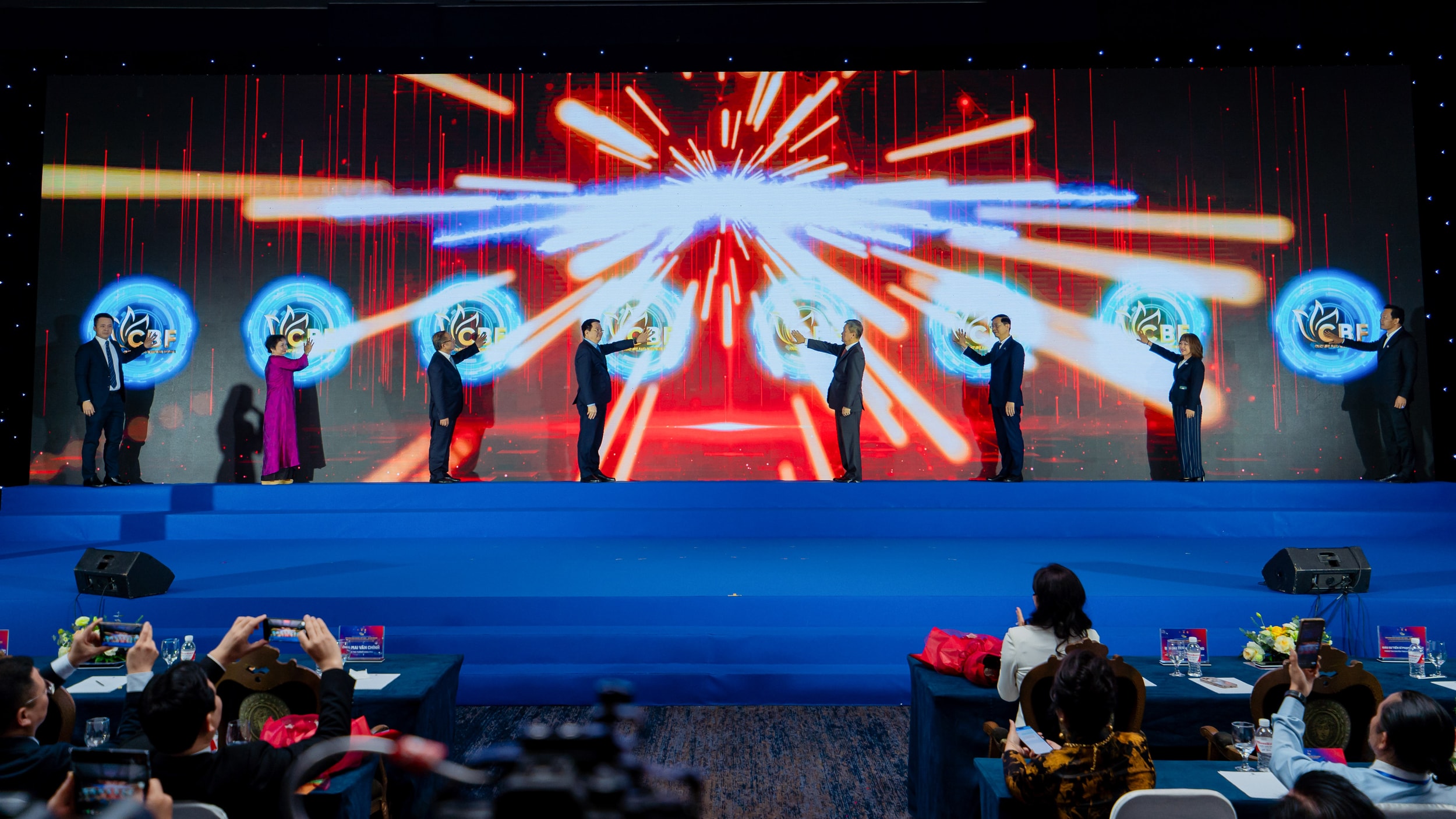 Phó Thủ tướng Chính phủ Mai Văn Chính cùng các đại biểu thực hiện nghi thức công bố Bộ giá trị Văn hóa kinh doanh Việt Nam trong kỷ nguyên mới tại 