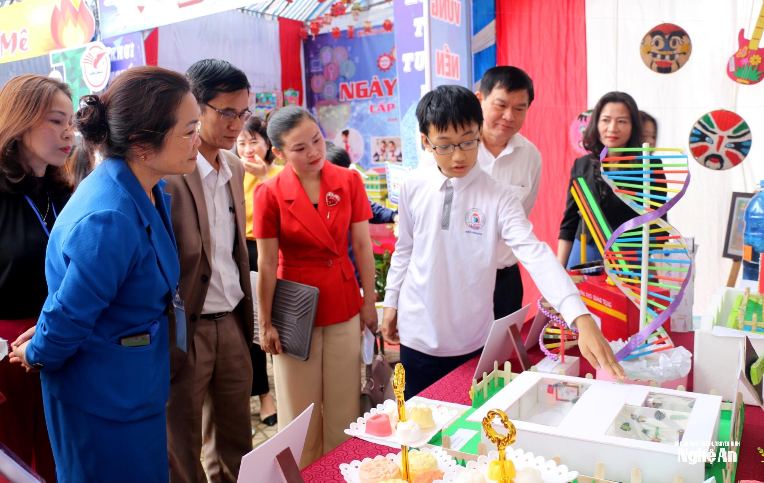 hoc-sinh-truong-thcs-le-mao-thuyet-trinh-gioi-thieu-san-pham-stem-.-anh-tu-lieu-my-ha-1-.jpeg