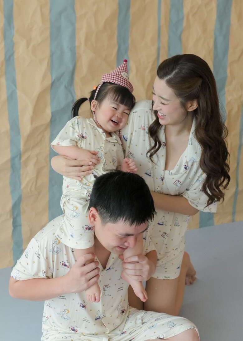 Doanh nhân Đỗ Vinh Quang dành thời gian phụ vợ chăm con.