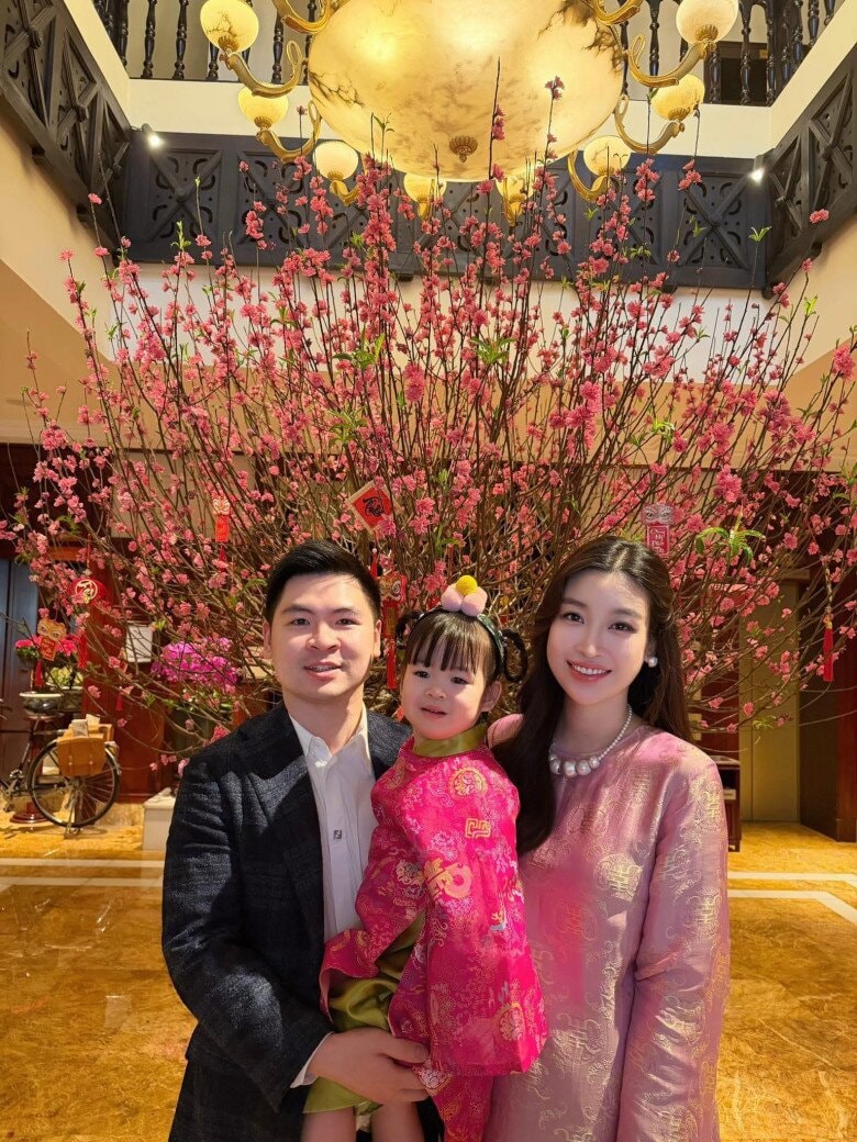 Hoa hậu Đỗ Mỹ Linh được khen ngợi nuôi dạy con gái đầu lòng khéo léo.