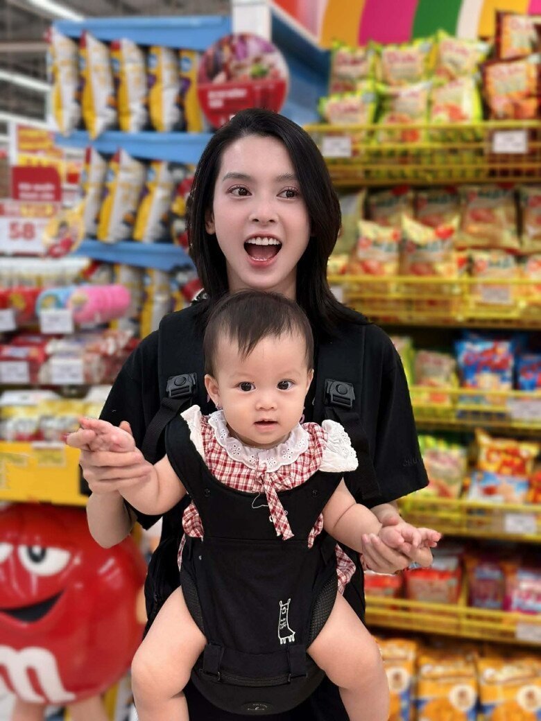 Quỳnh Lương hạnh phúc bên con gái đầu lòng.