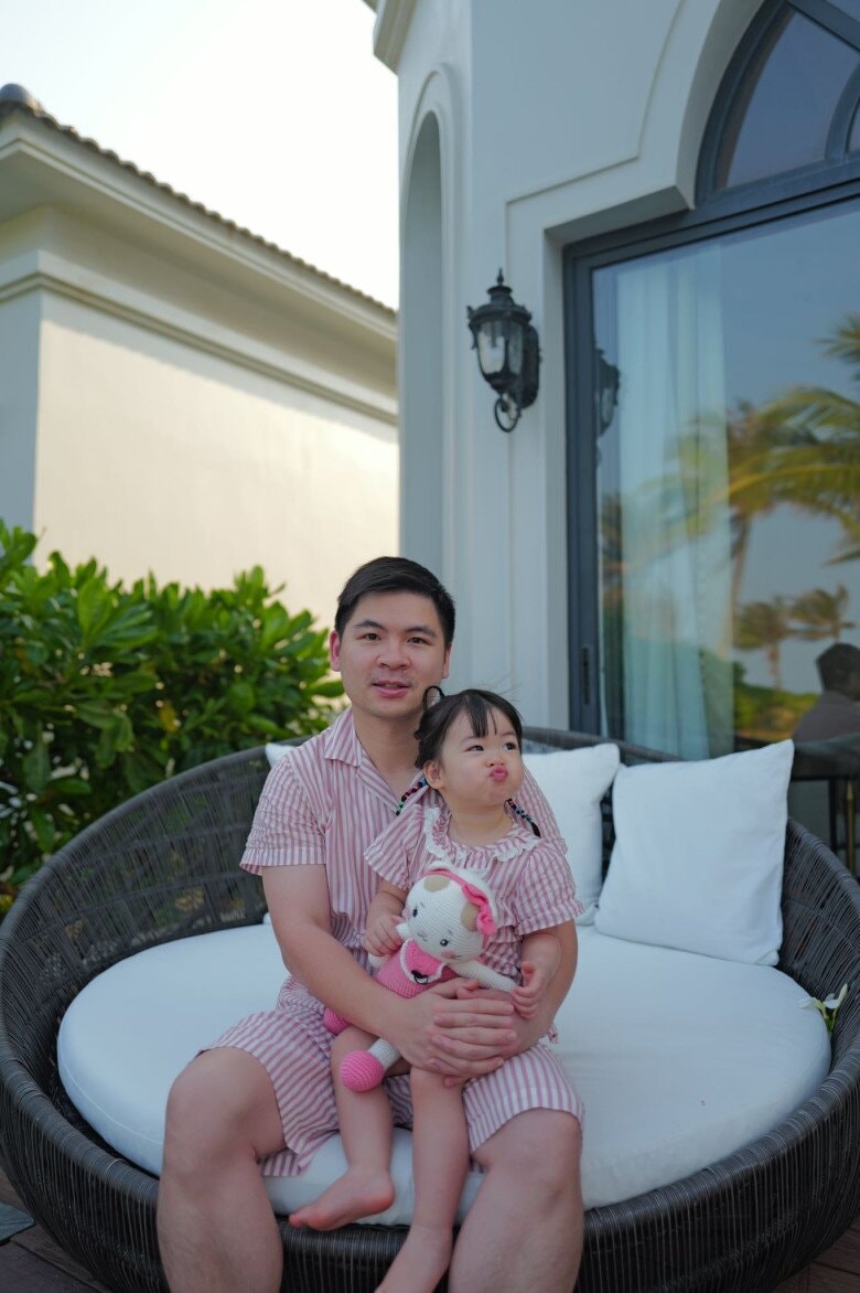 Con gái của Hoa hậu Đỗ Mỹ Linh được nhận xét là “bản sao” hoàn hảo của bố doanh nhân.