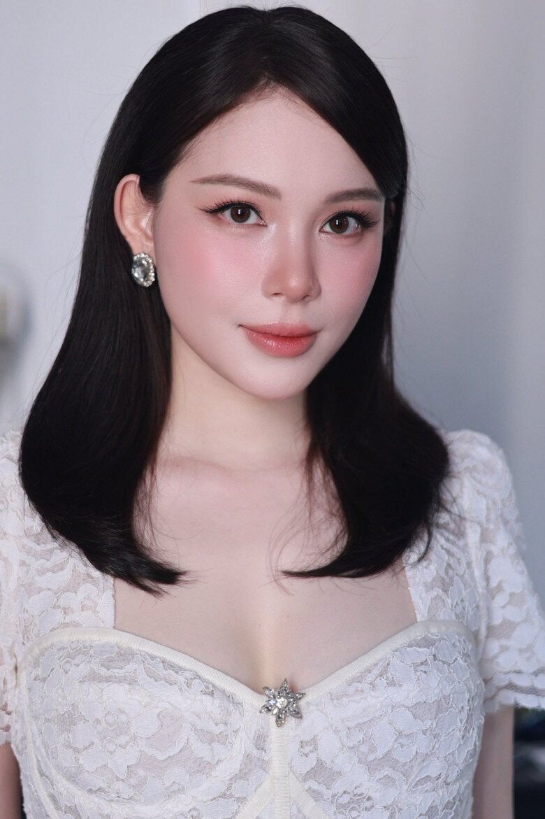 Linh Rin xuất hiện rạng rỡ sau khi đón con gái đầu lòng.