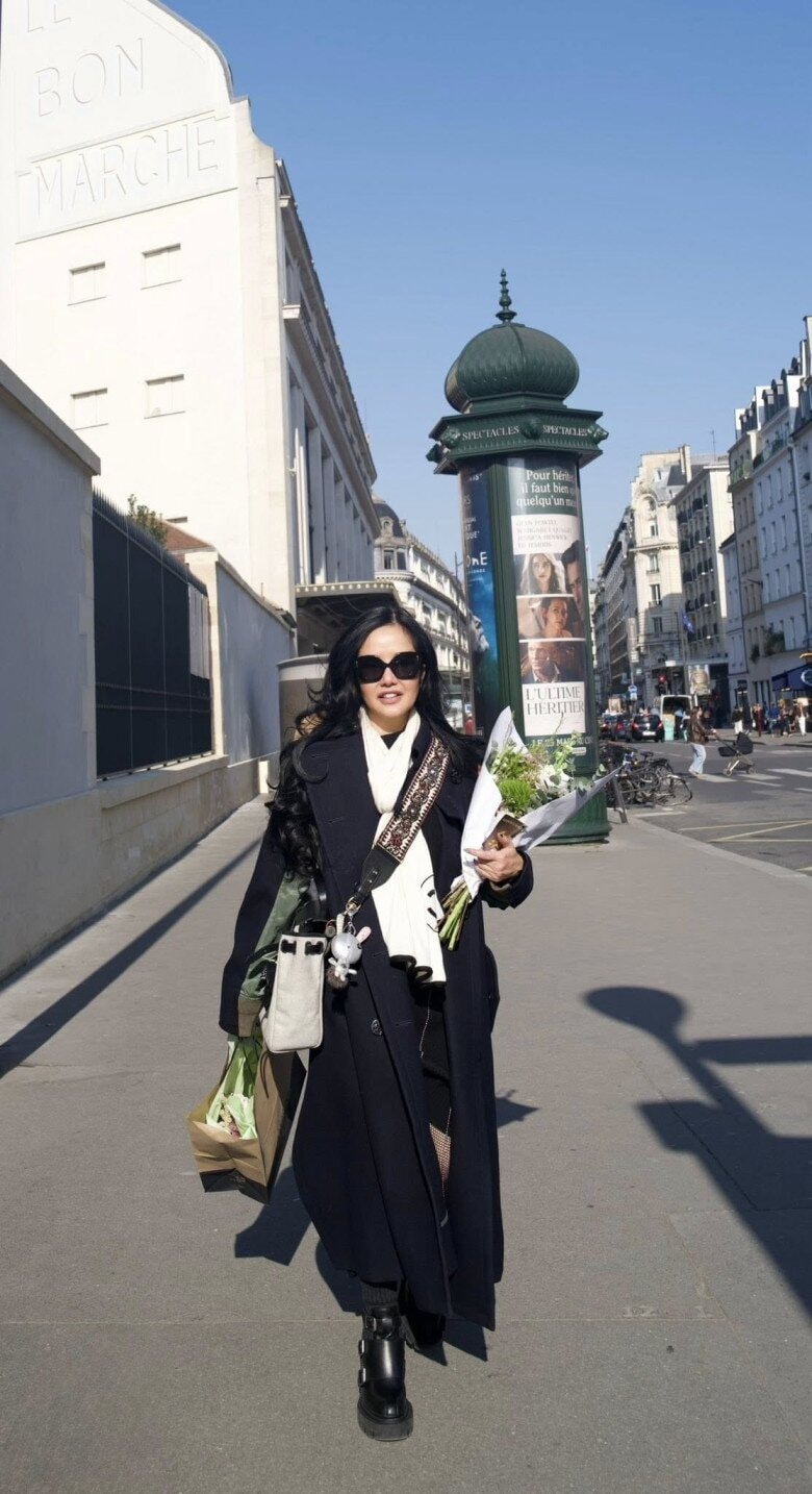 Diva Hồng Nhung tận hưởng mùa xuân tại Paris.