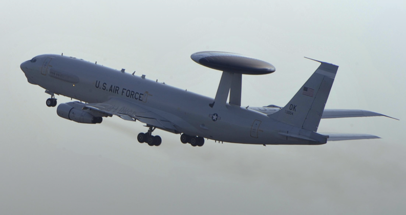 Hoạt động của máy bay tiếp dầu KC-135 trên không