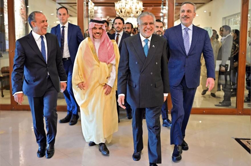 Ngoại trưởng Pakistan cùng các người đồng cấp Thổ Nhĩ Kỳ, Saudi Arabia và Ai Cập tại văn phòng Bộ Ngoại giao ở Islamabad. Ảnh AFP