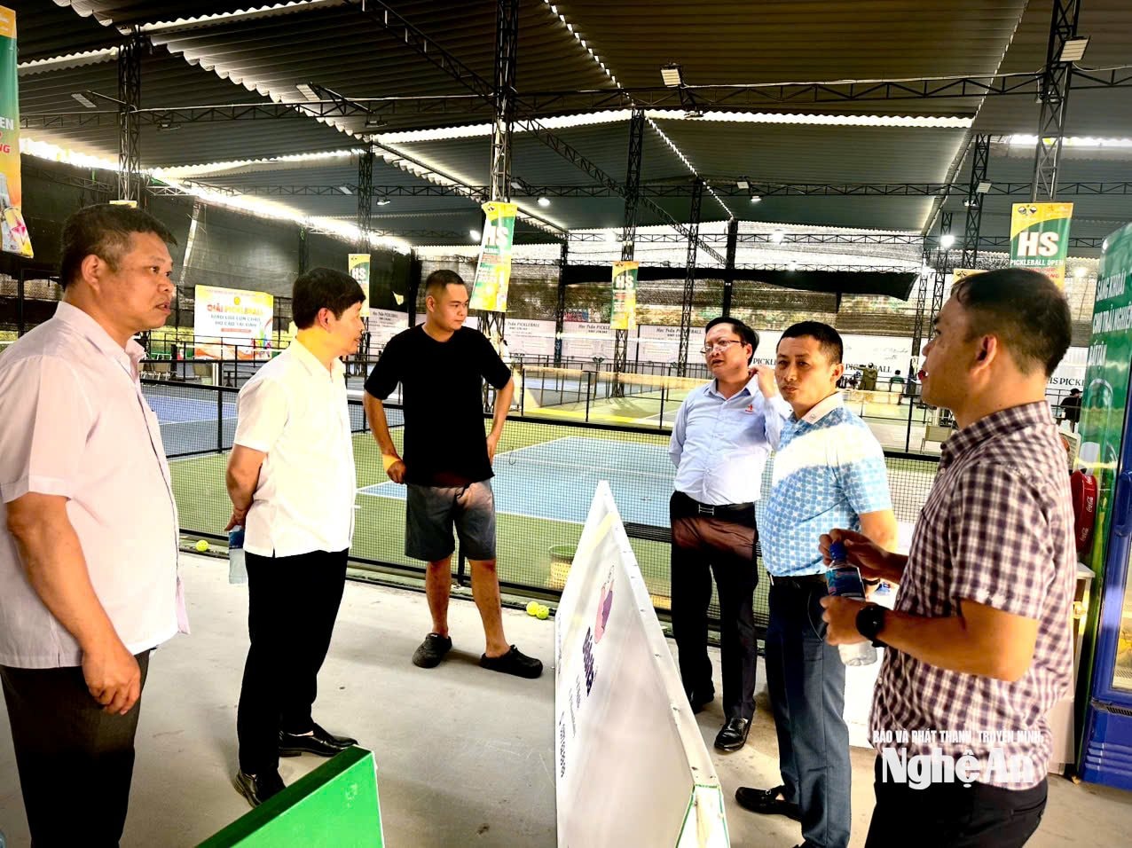 Các thành viên Ban Tổ chức trao đổi phương án hoàn thiện cơ sở vật chất và công tác tổ chức tại điểm sân thi đấu. A
