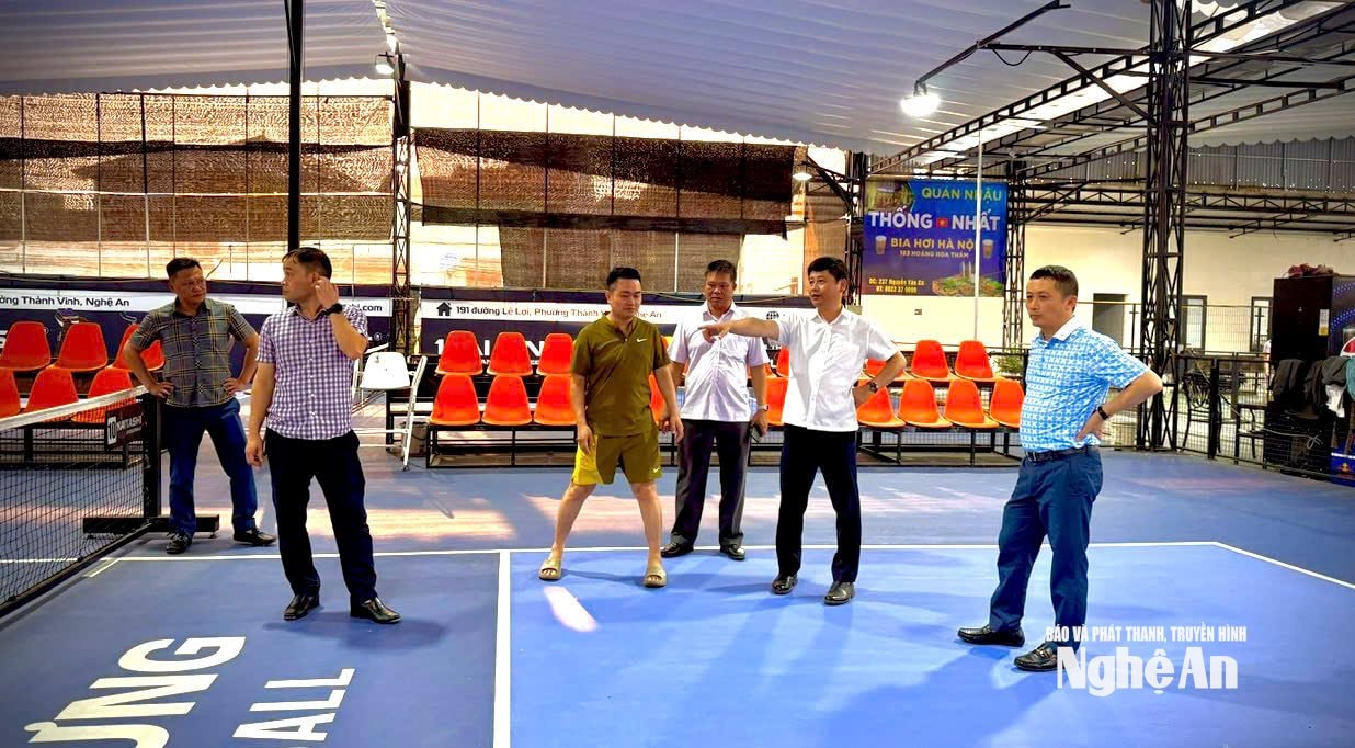 Ông Trần Minh Ngọc trao đổi, chỉ đạo trực tiếp tại cụm sân H Pickleball Việt Hưng trong buổi khảo sát chiều 31/3. Ảnh: Như Phong