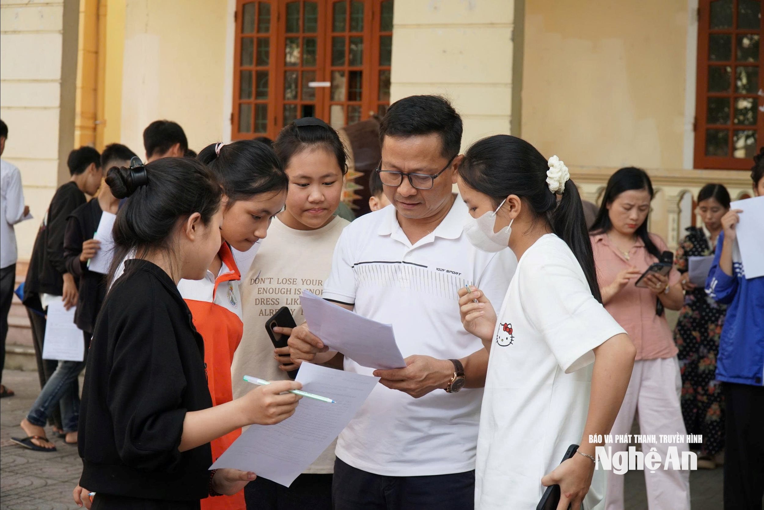 Gli insegnanti della scuola superiore Nguyen Canh Chan guidano gli studenti del decimo anno nella scelta delle materie e delle carriere. Foto - My Ha