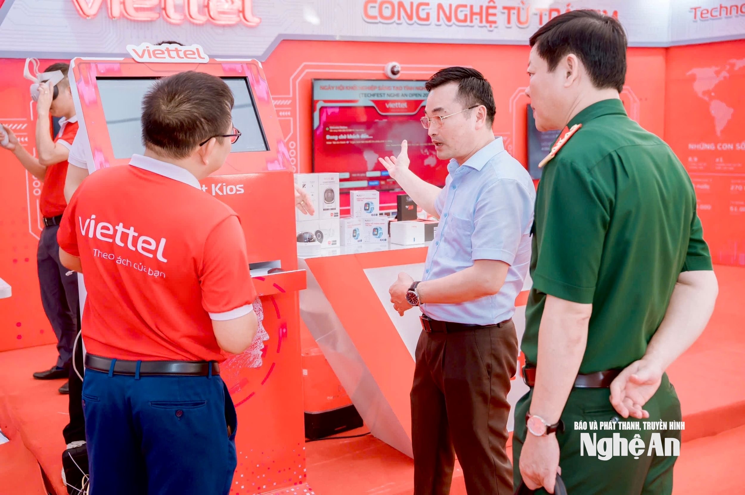 Viettel Nghe An představuje firmám svou informační infrastrukturu. Foto: Tran Chau