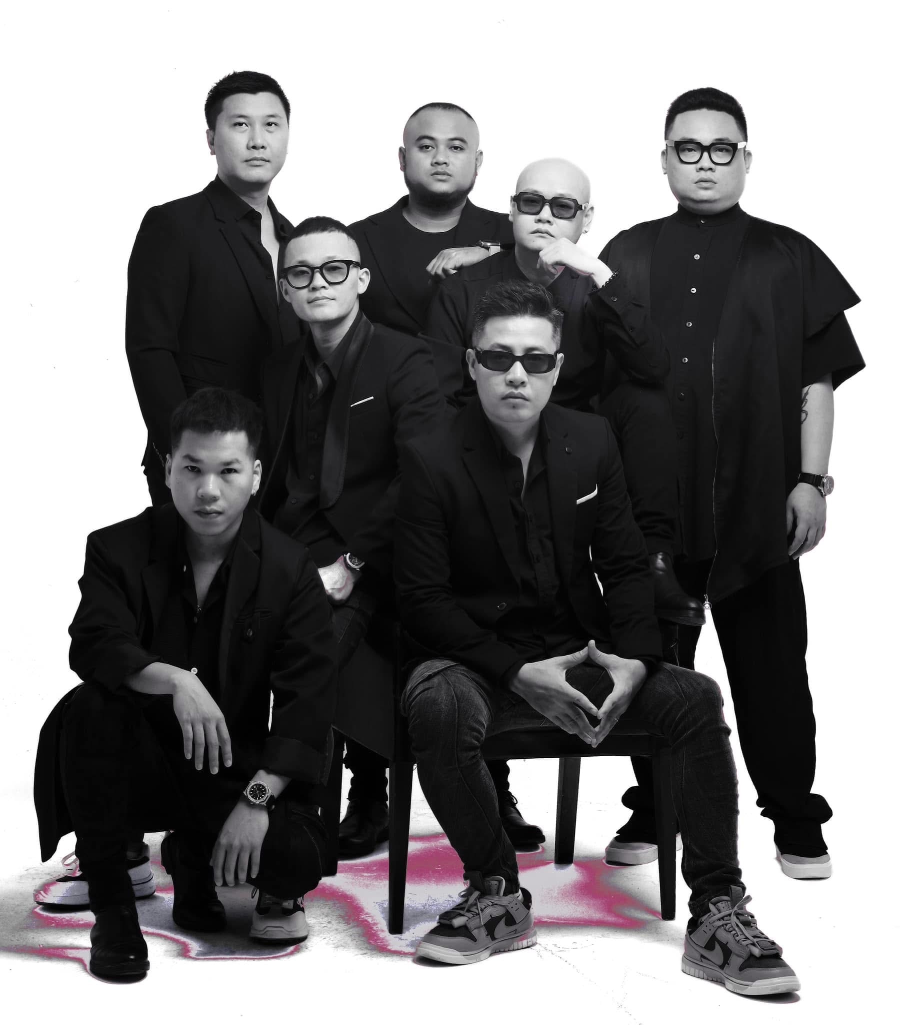 Drummer Nguyễn Hùng Cường và các thành viên Ban nhạc Màu nước (Ảnh NVCC