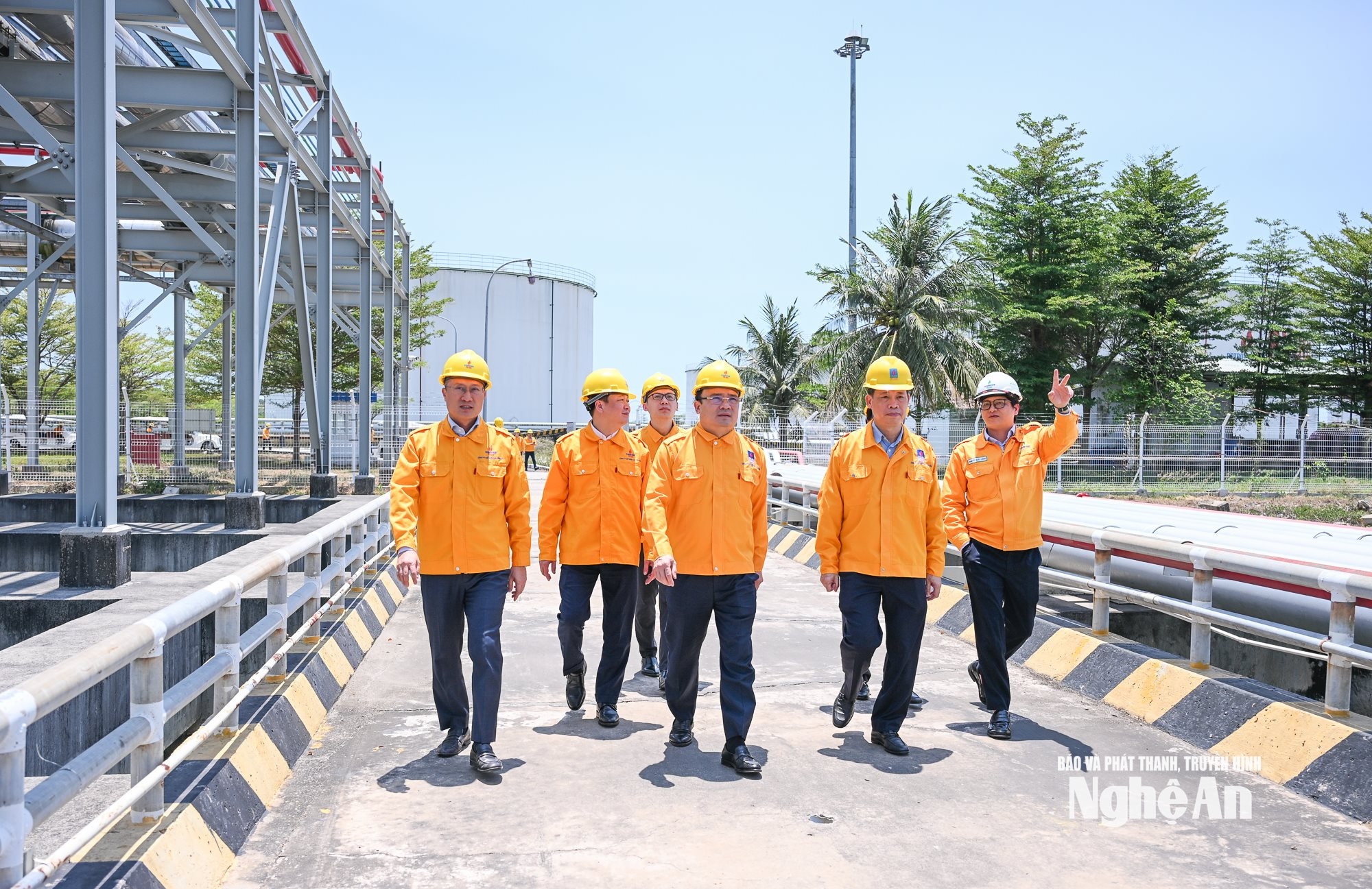 Phó Chủ tịch UBND tỉnh Phùng Thành Vinh khảo sát thực tế tại Kho cảng LNG Thị Vải tại TP. Hồ Chí Minh để nắm bắt kinh nghiệm triển khai tại Nhà máy Nhiệt điện LNG Quỳnh Lập. Ảnh: Thành Cường