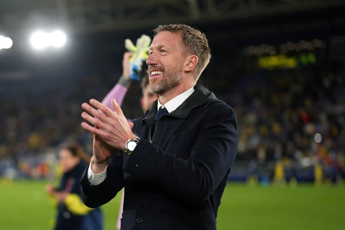 HLV Graham Potter chỉ đạo các học trò trong trận play-off với Ba Lan.