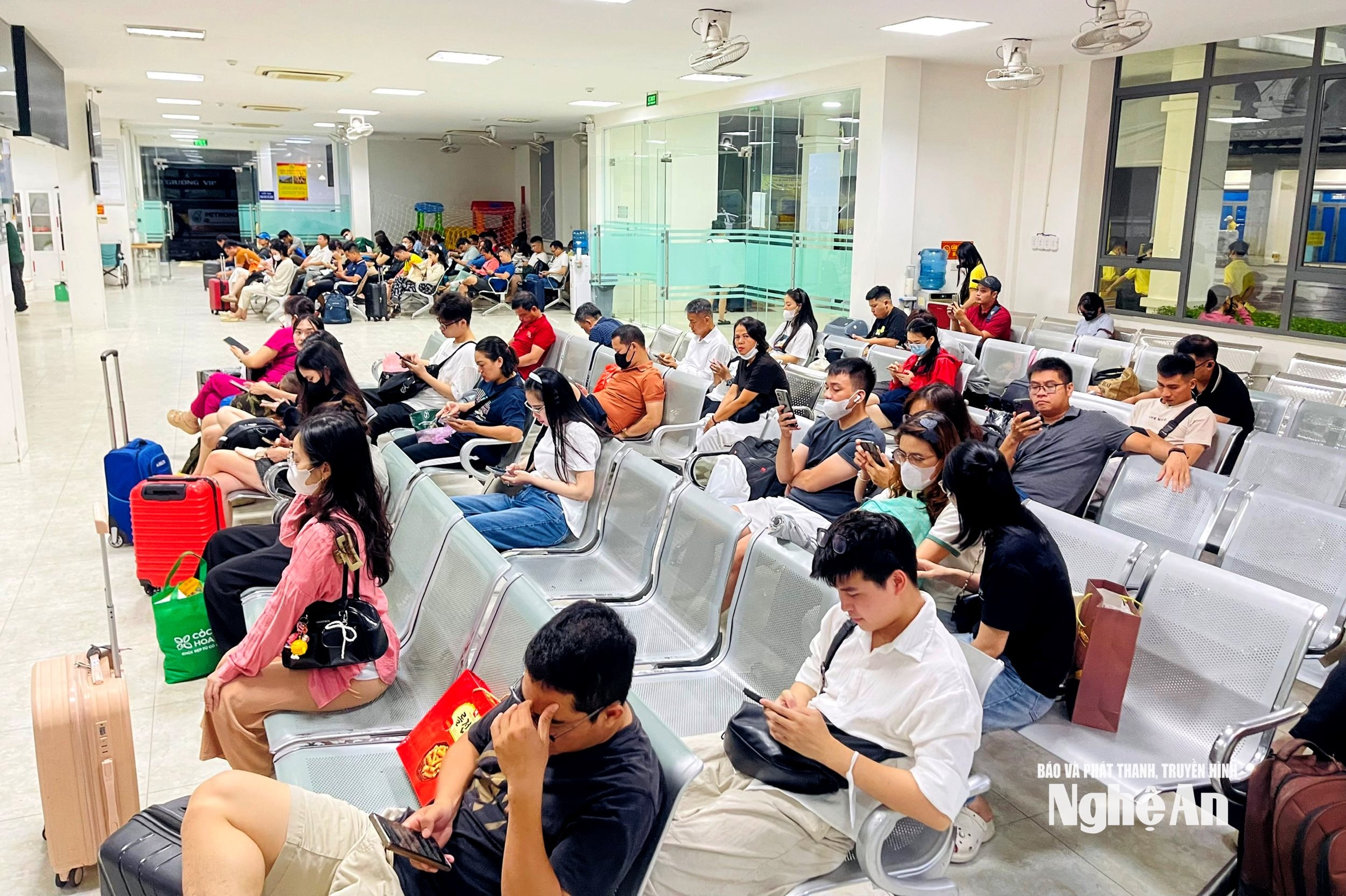 Người dân đợi xe khách tại bến xe phía Đông. Ảnh Q.A
