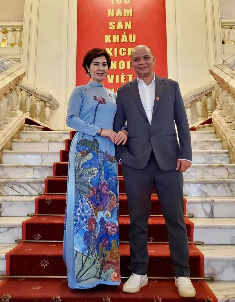 Vợ chồng Anh Tuấn và Nguyệt Hằng miệt mài hoạt động nghệ thuật ở tuổi ngoài 50.