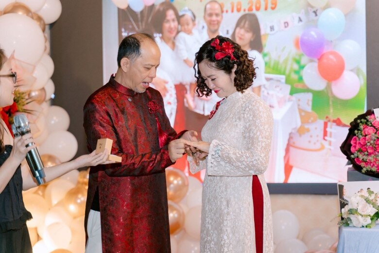 Nghệ sĩ Nguyệt Hằng tiết lộ ông xã Anh Tuấn chưa từng tỏ tình với mình lời nào.