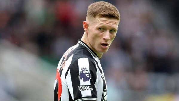 Elliot Anderson trong màu áo Newcastle trước khi bị bán sang Nottingham Forest.