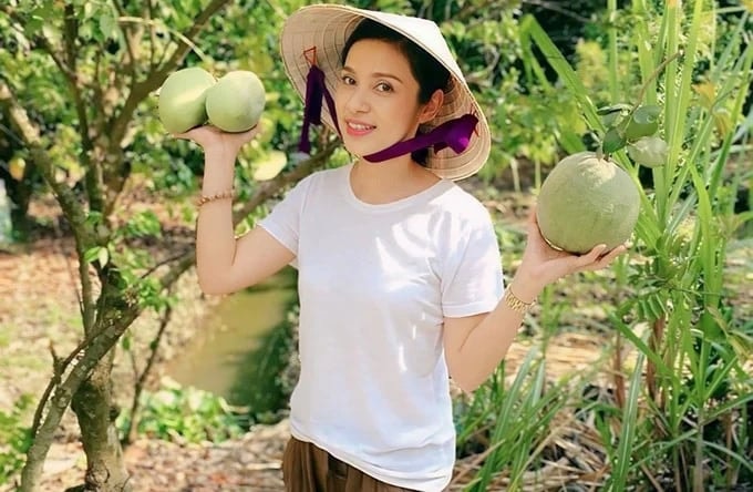 Việt Trinh tại khuôn viên nhà vườn