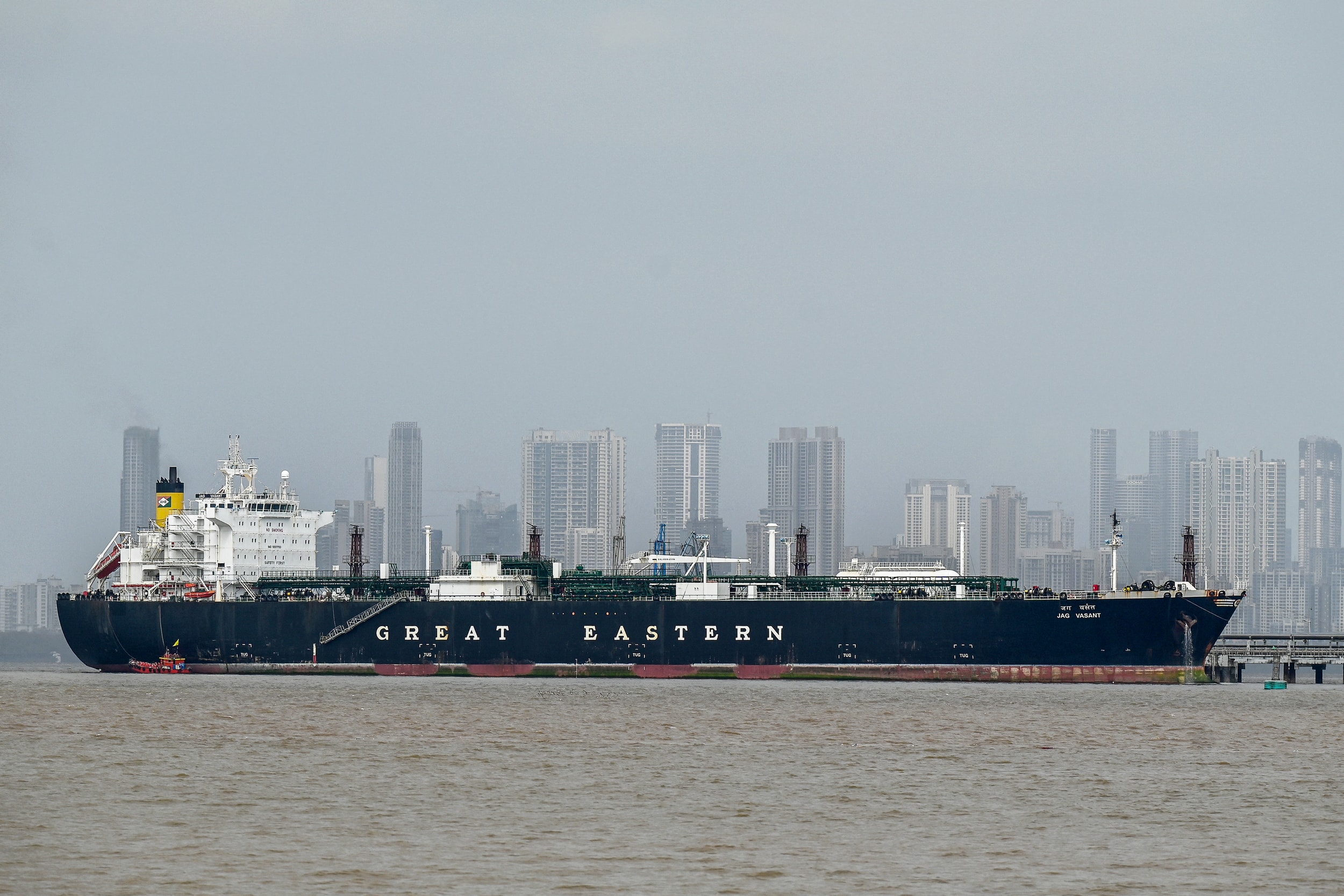 Tàu chở khí đốt hóa lỏng (LPG) Jag Vasant mang cờ Ấn Độ vừa đi qua eo biển Hormuz giữa bối cảnh xung đột Trung Đông, neo đậu tại một bến dỡ hàng ở vùng biển Mumbai, ngày 1/4/2026. Ảnh: AFP