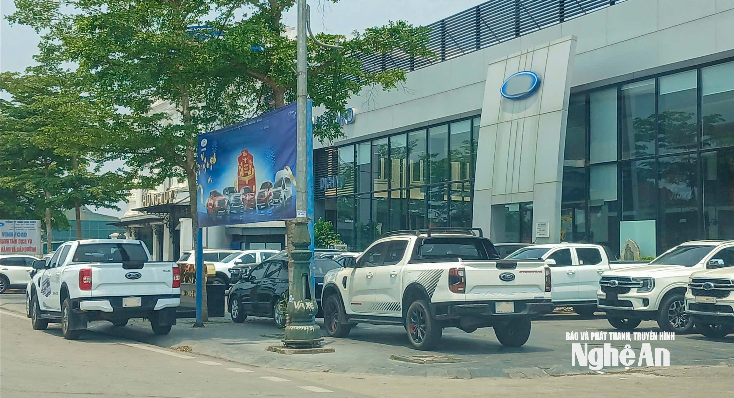 Xe đỗ ngổn ngang của một showroom ô tô trên Đại lộ Lê Nin, phường Vinh Phú. Ảnh: Đình T