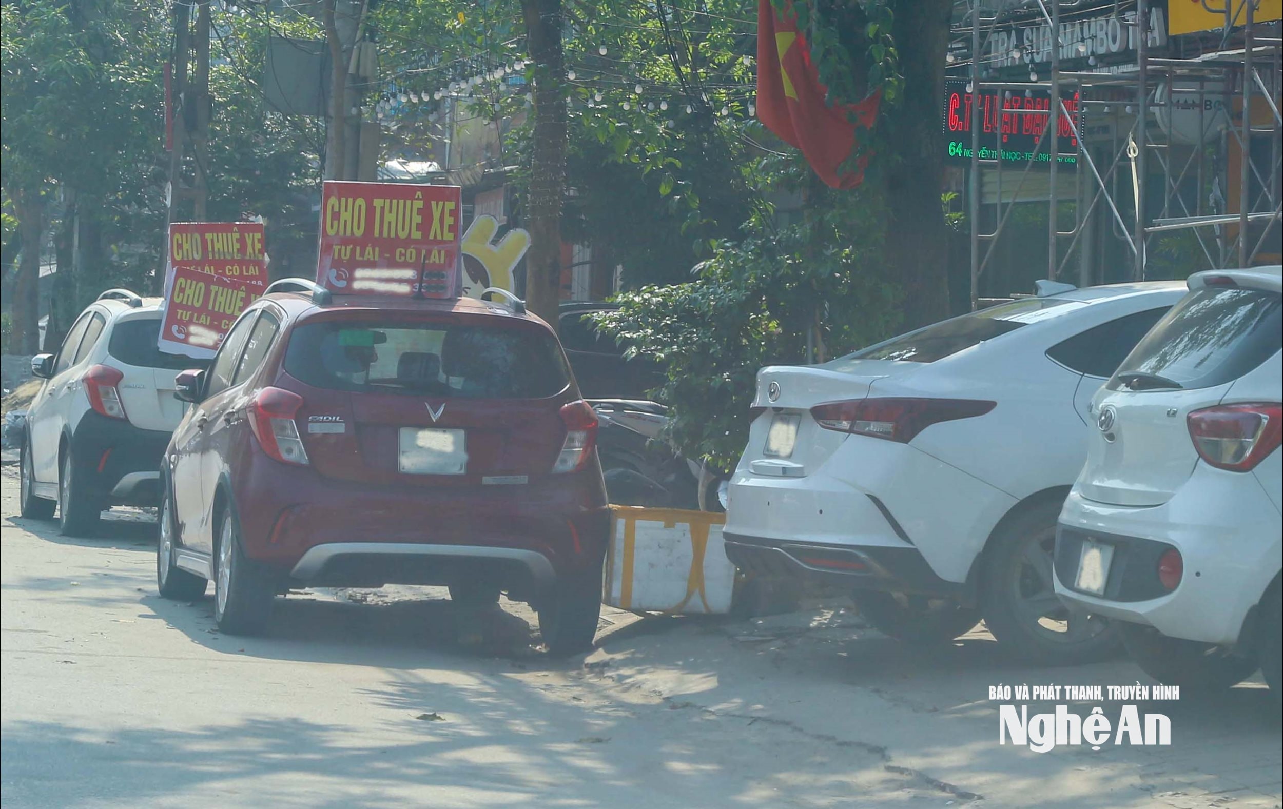 Những chiếc biển “cho thuê xe” được đặt trên nóc xe tại đường Nguyễn Thái Học. Ảnh: Đình Tuyên