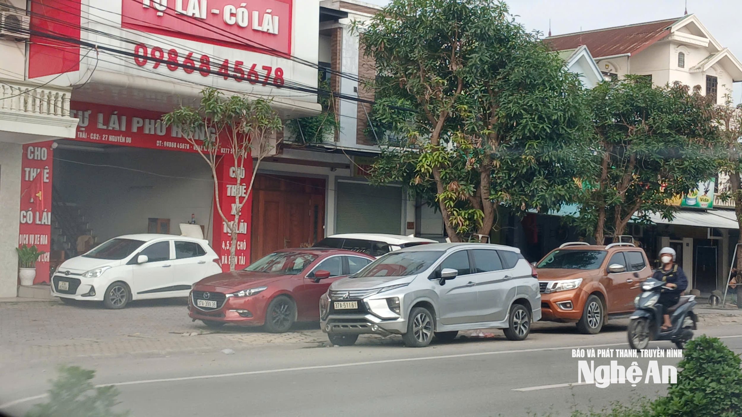 Xe cho thuê đỗ tràn lan trên vỉa hè, lề đường tại đường Nguyễn Du, phường Trường Vinh.