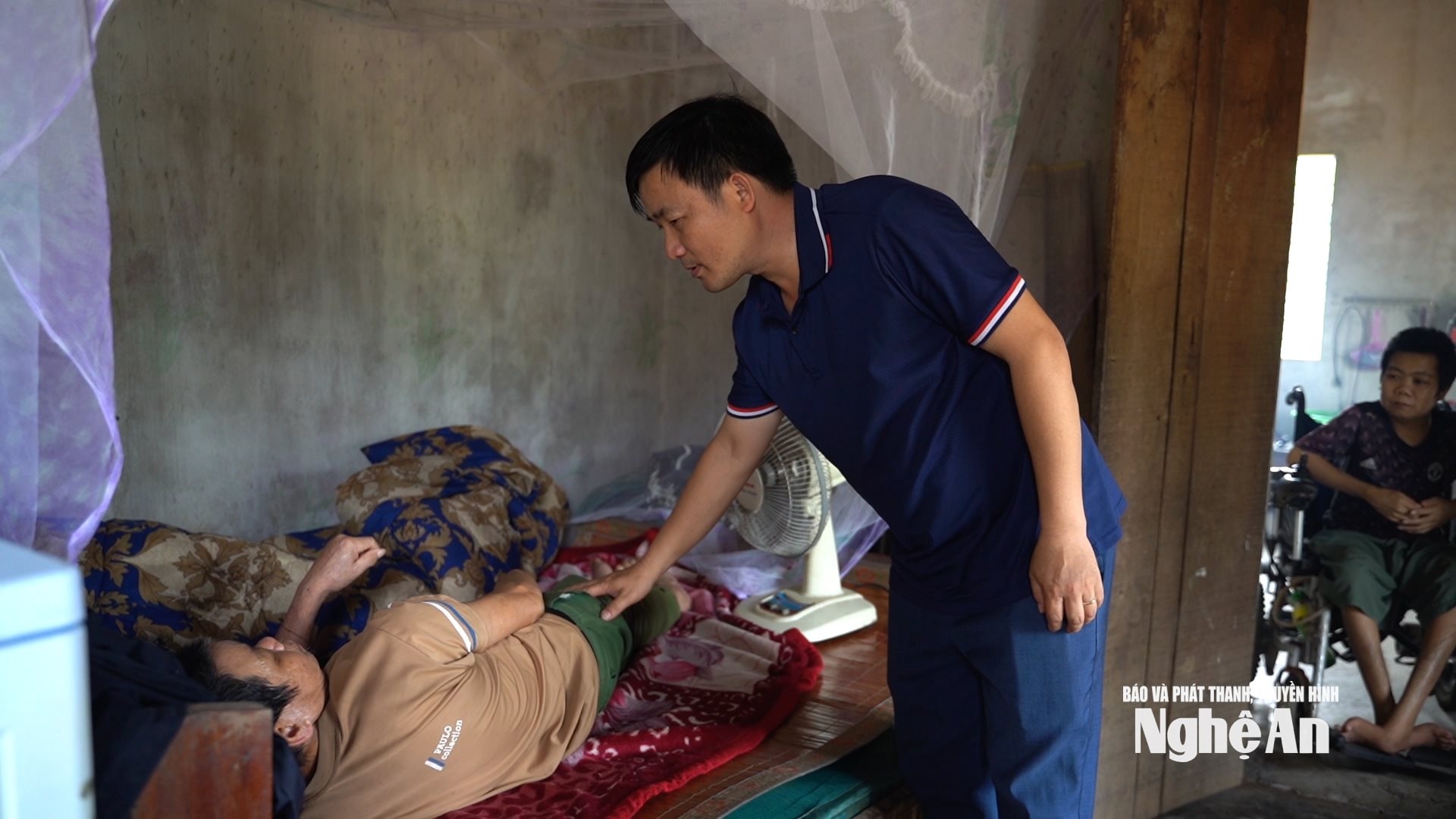 พ่อและลูกชายสองคนต้องพึ่งพาความช่วยเหลือจากเพื่อนบ้าน