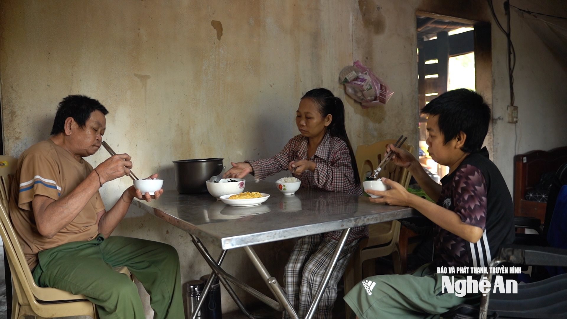 อาหารมื้อหนึ่งประกอบด้วยผักป่าและไข่ สำหรับพ่อและลูกชายสองคนของเขา