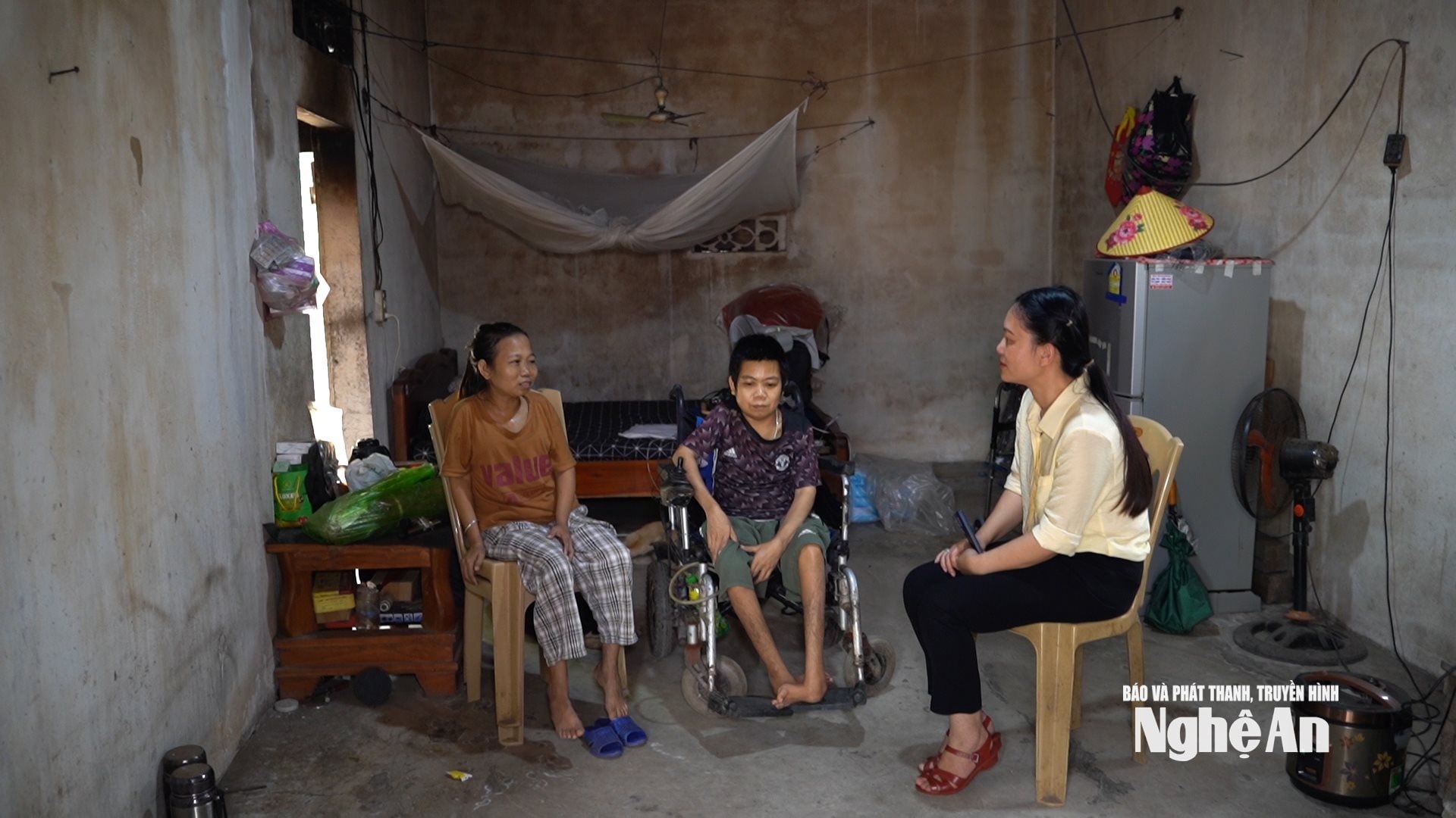 นักข่าวจากหนังสือพิมพ์และสถานีโทรทัศน์เหงะอานพูดคุยกับสองพี่น้อง เหลียวและตู