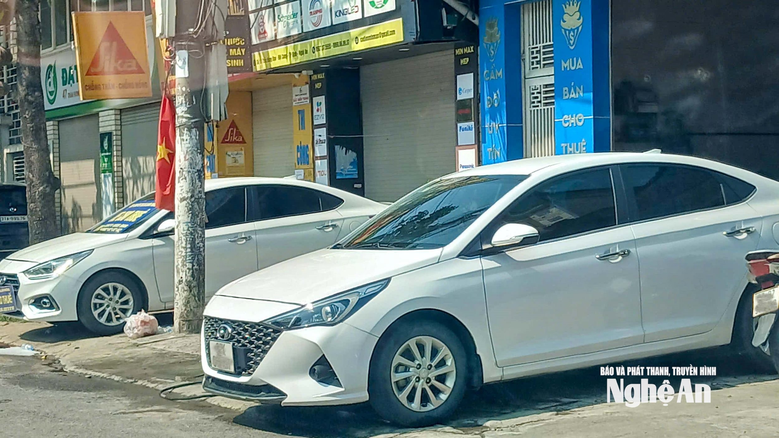 Có những con đường mà vỉa hè vốn đã hẹp, xe cho thuê lại chắn ngang lối đi, khiến người đi bộ không còn lối di chuyển, hình ảnh ghi nhận trên đường Trần Hưng Đạo, phường Thành Vinh. Ảnh: Đình Tuyên