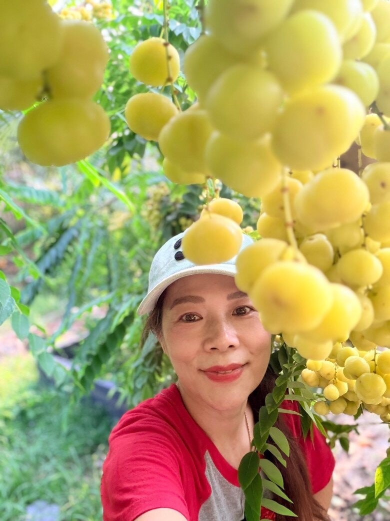 Ca sĩ Mỹ Lệ trong vườn nhà