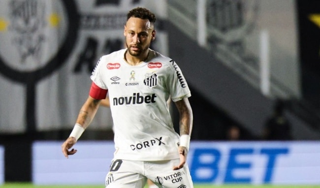Neymar thực hiện pha kiến tạo đẳng cấp trong trận đấu giữa Santos và Remo