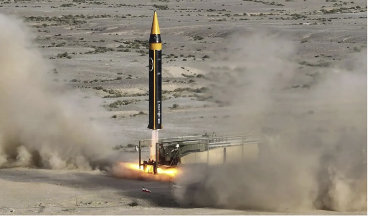 Tên lửa Iran rời bệ phóng trong thử nghiệm vào tháng 5/2023.
