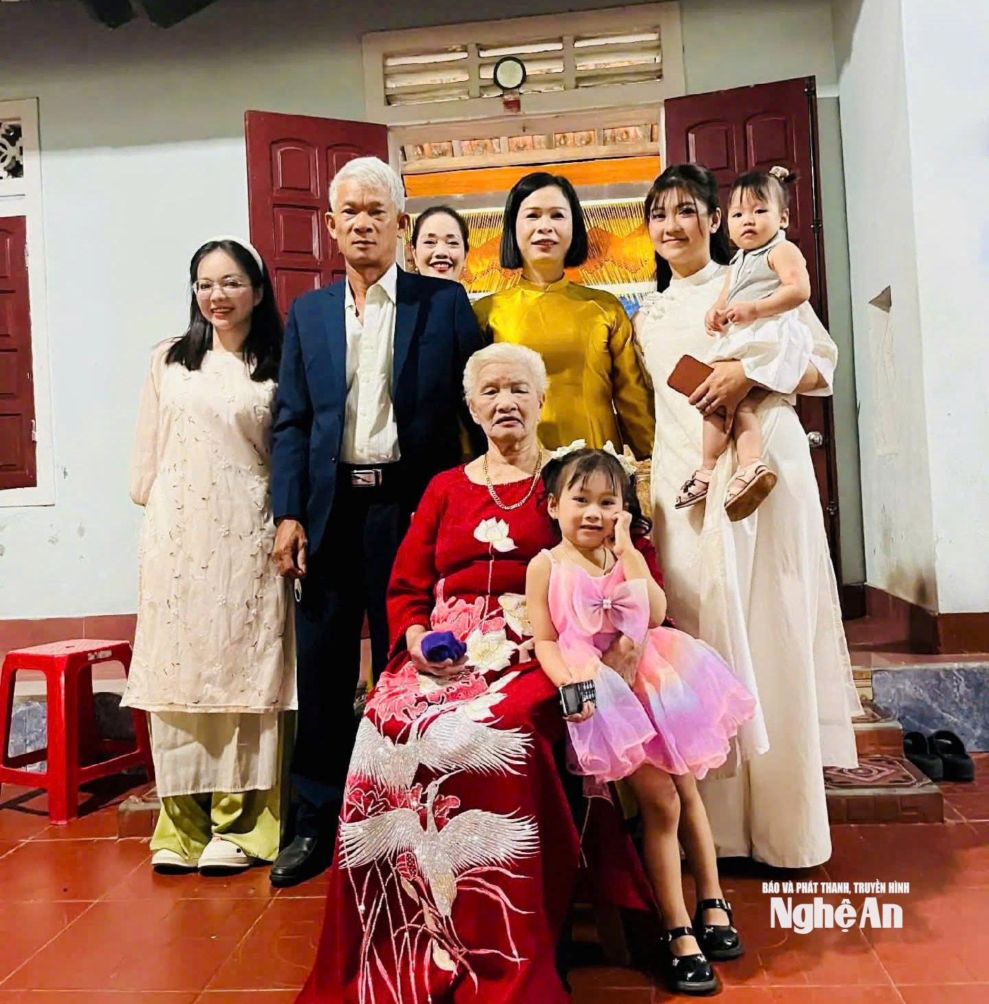 Bà Bùi Thị Hợi (áo dài đỏ) chụp cùng vợ chồng con trai thất lạc Hoàng Xuân Hà (tức Hùng) và các cháu chắt. Ảnh GĐCC