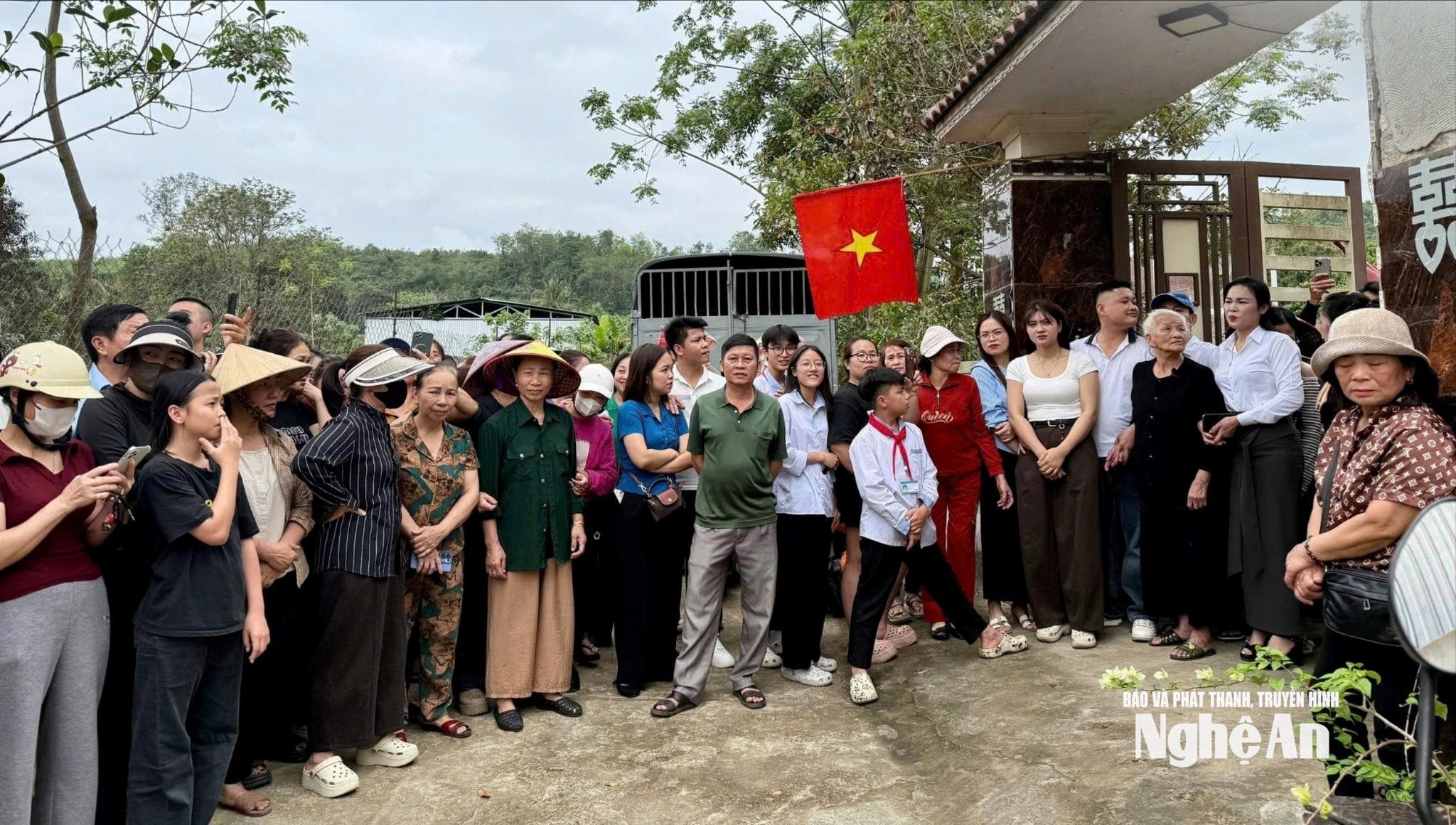 Mẹ, các chị, người thân và bà con lối xóm tập trung đón ông Hoàng Xuân Hà (tức Phan Văn Hùng) trở về.