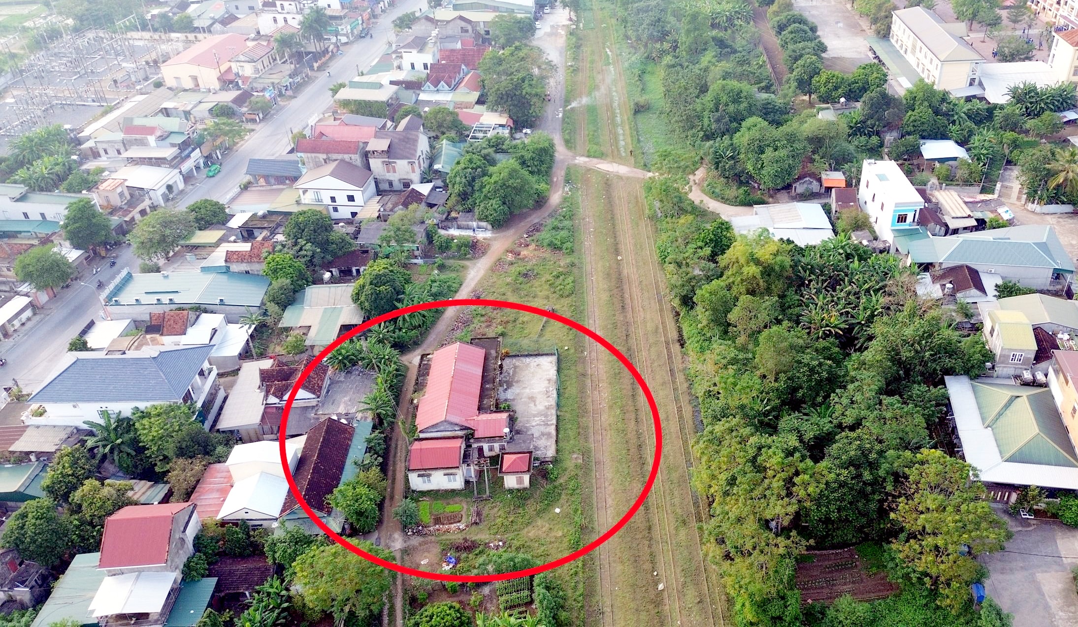 Nhà ga Nghĩa Đàn (khoanh đỏ), nhìn từ trên cao. Ảnh tư liệu Tiến Đông