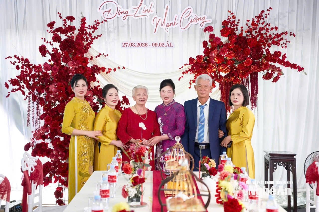 Ông Hoàng Xuân Hà mặc vest đen cùng vợ là bà Hoàng Thị Tuyết (áo dài vàng ngoài cùng bên phải)