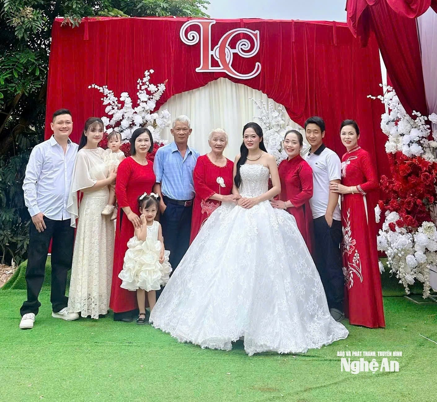 Vợ chồng ông Hoàng Xuân Hà, tức Hùng (thứ hai, thứ 3 trái sang) chụp ảnh với mẹ và người thân khi về dự đám cưới cháu gái ở Nghệ An. Ảnh GĐCC