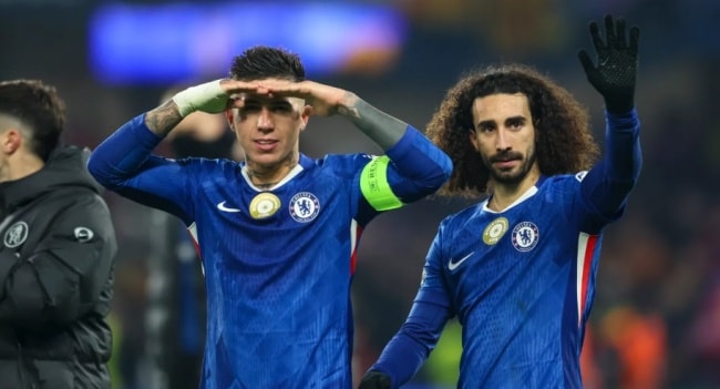 Enzo Fernandez và Marc Cucurella trong màu áo Chelsea.